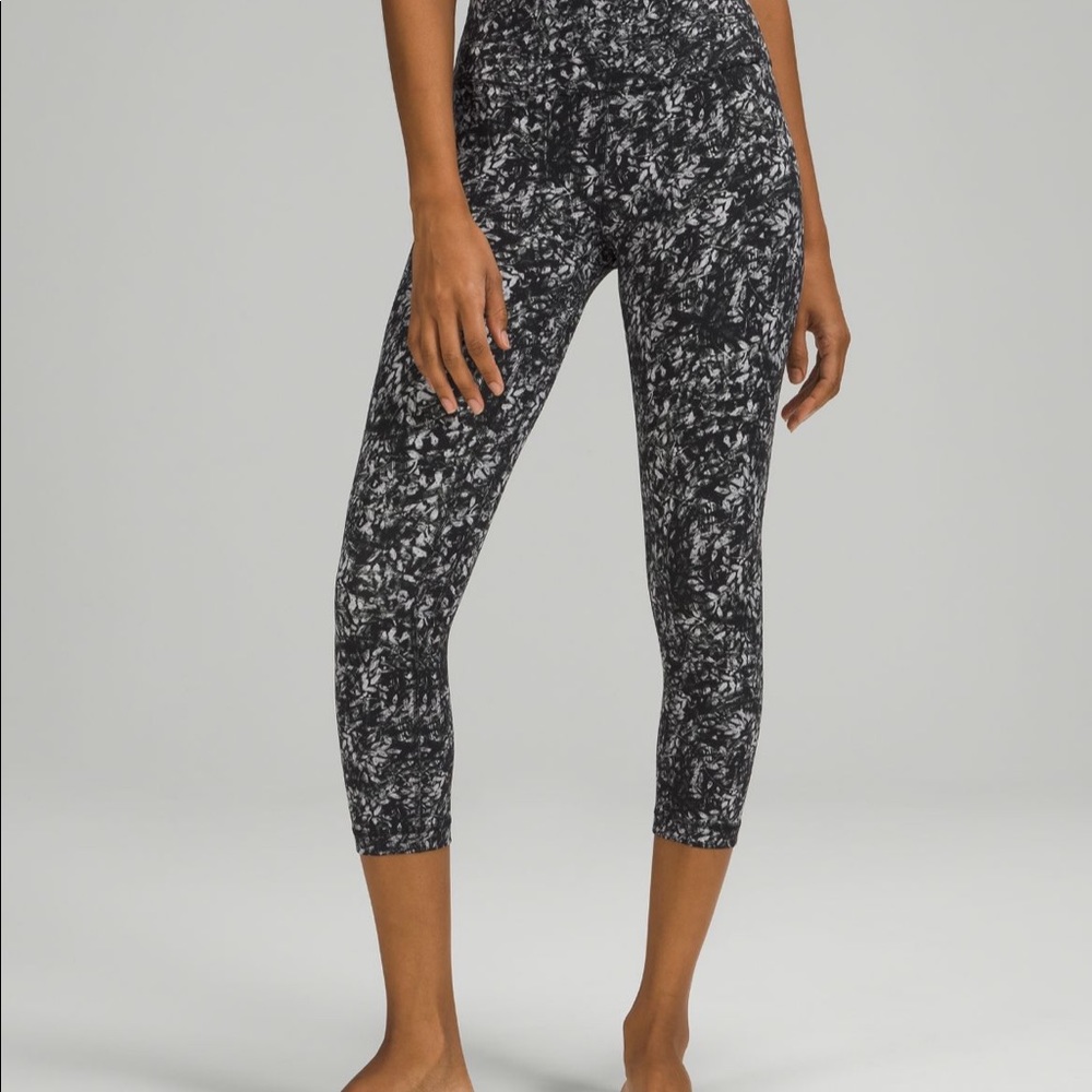 EUC - Lulu Align High arise 21” Size 4